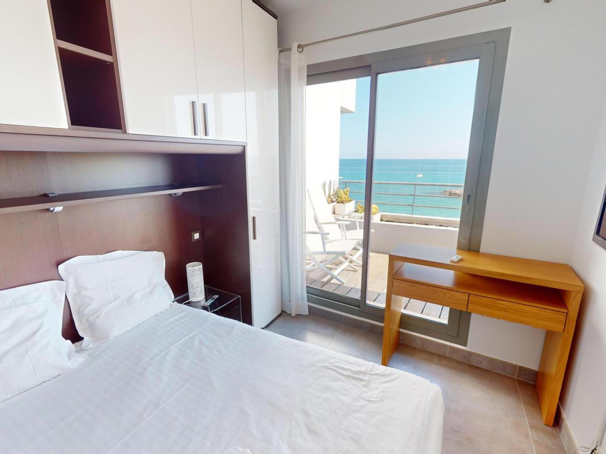 Appartement Magnifique 3p Face Avec Terrasse De 46m² Et Parking Prive - Fr-1-196-250 Menton