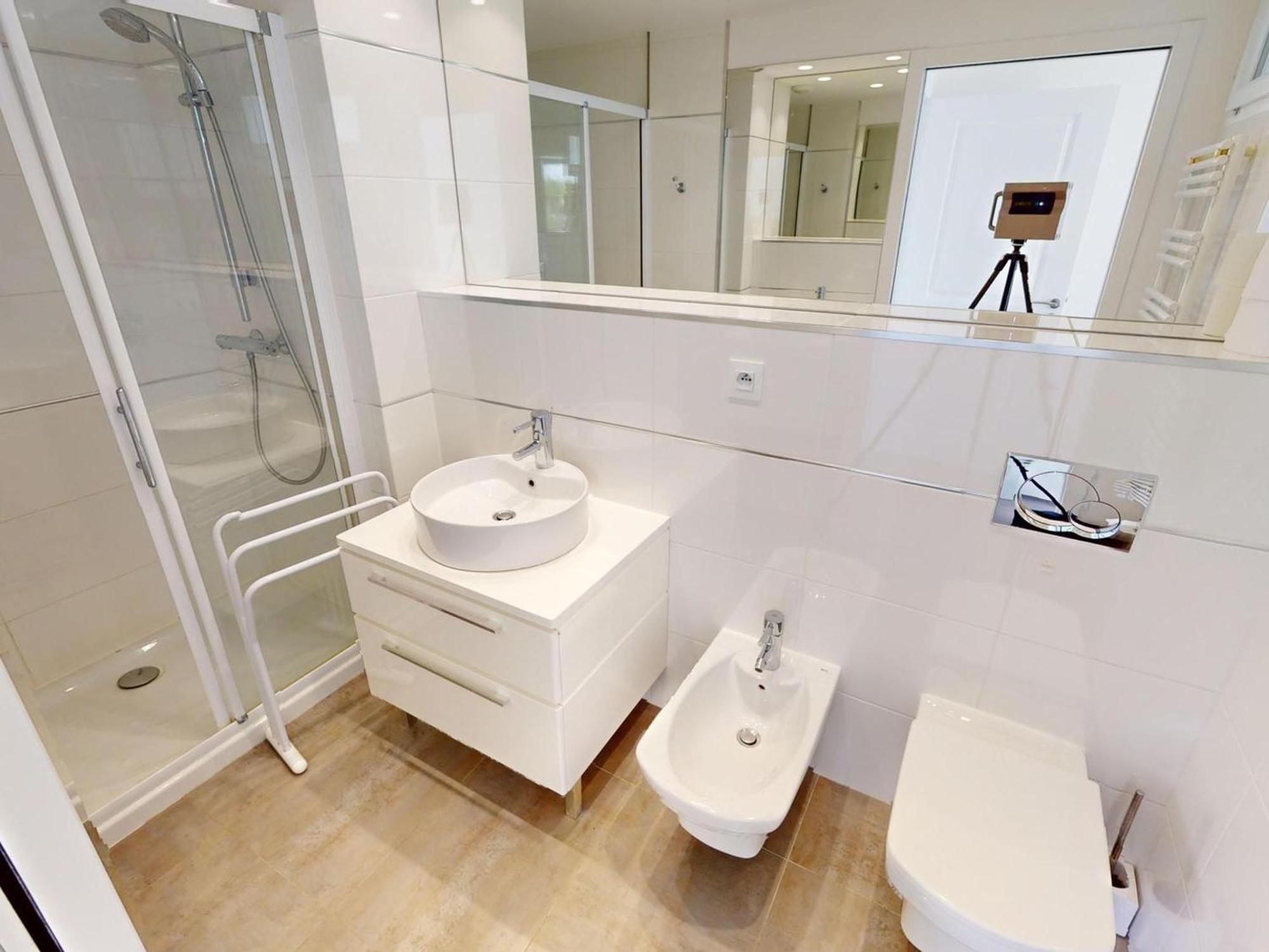 Magnifique 3p Face Avec Terrasse De 46m² Et Parking Prive - Fr-1-196-250 *