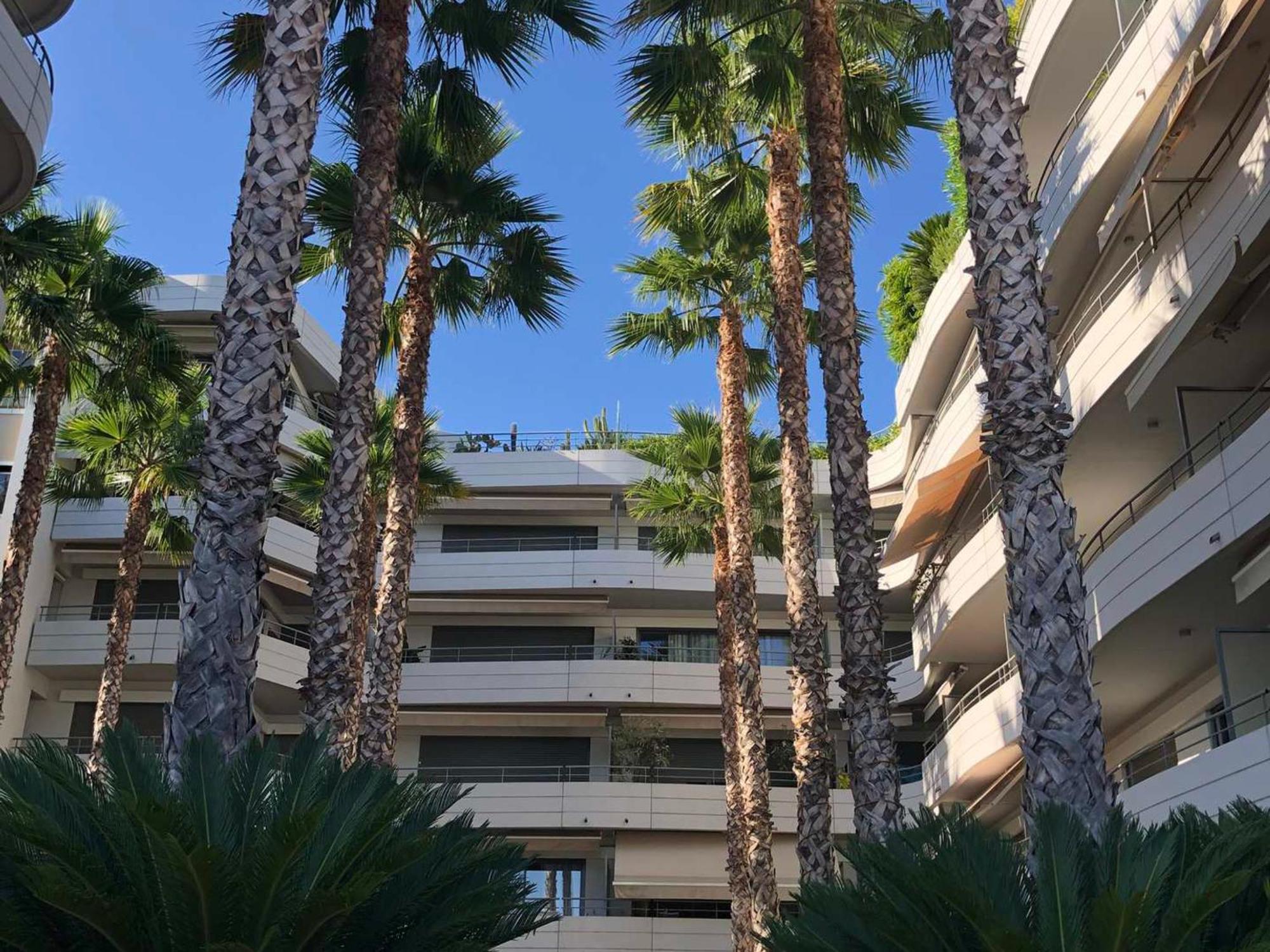 Magnifique 3p Face Avec Terrasse De 46m² Et Parking Prive - Fr-1-196-250 Appartement *